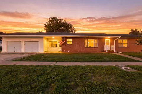 306 S Pine St, New Sharon, IA 50207