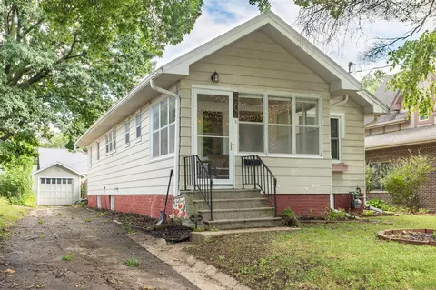 Exterior - 2207 40th St, Des Moines, IA 50310 photo 3 of 7