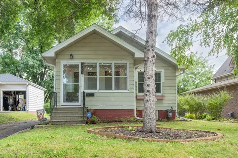 2207 40th St, Des Moines, IA 50310