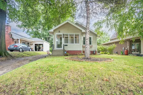 Exterior - 2207 40th St, Des Moines, IA 50310 photo 2 of 7