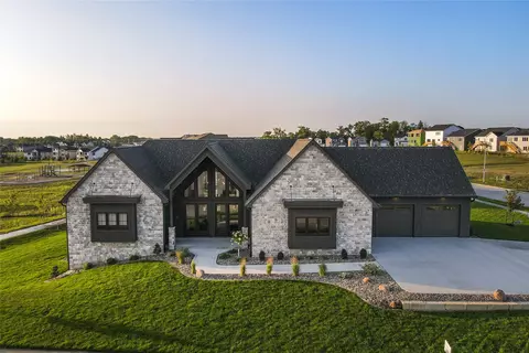4735 Centennial Blvd, Urbandale, IA 50323