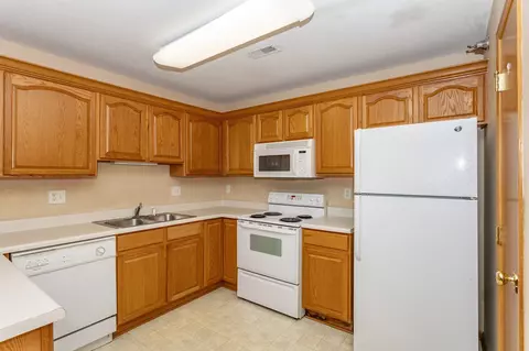 4120 100th St #4, Urbandale, IA 50322