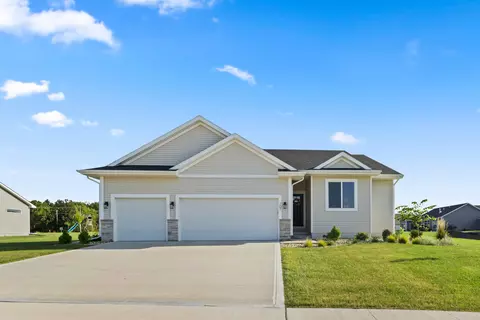 707 Fountain View Dr, Pella, IA 50219