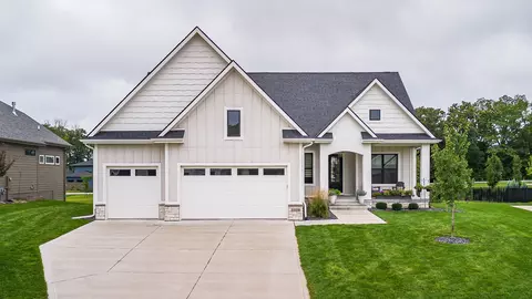 1016 W Aspen Ridge Cir, Polk City, IA 50226