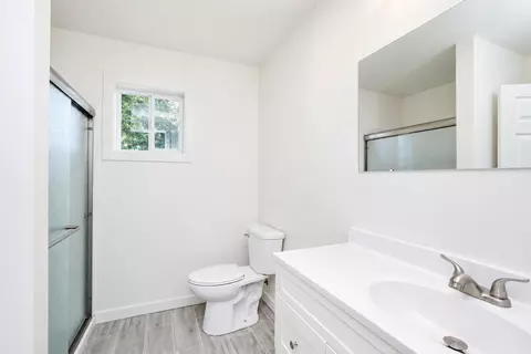 Bath - 1620 6th St, Perry, IA 50220 photo 6 of 7