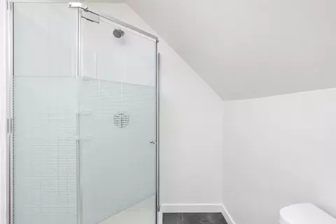 Bath - 1620 6th St, Perry, IA 50220 photo 5 of 7