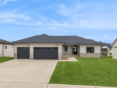 17321 N Valley Dr, Waukee, IA 50263