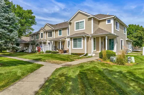 9928 Country View Ln, Johnston, IA 50131