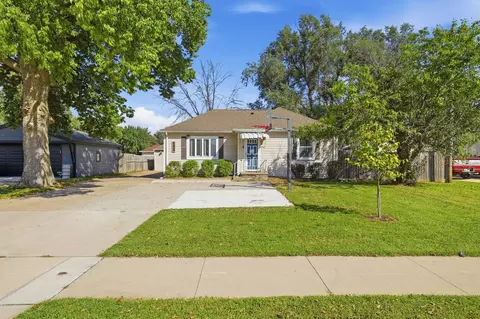 5445 NW 62nd Ave, Johnston, IA 50131