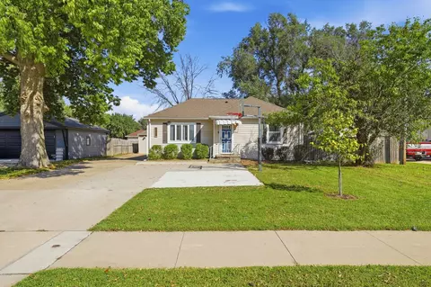 5445 NW 62nd Ave, Johnston, IA 50131