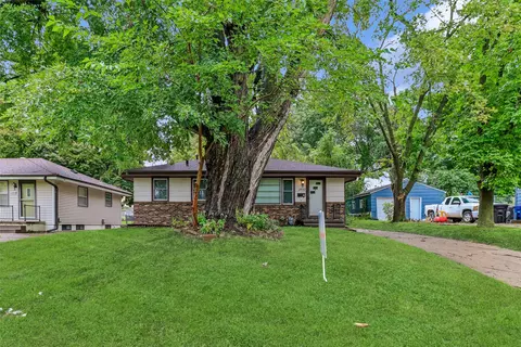 2442 SW 8th St, Des Moines, IA 50315
