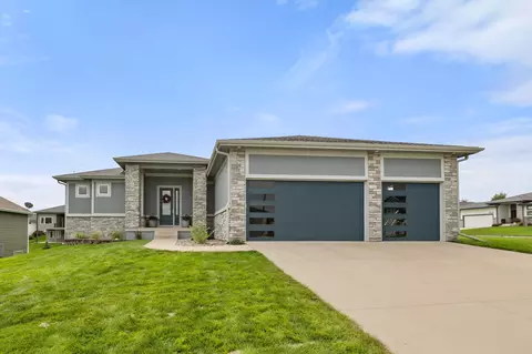 16238 Walnut Meadows Ct, Urbandale, IA 50323