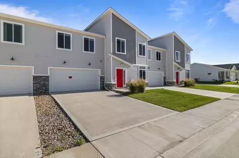 9570 Crestview Dr, West Des Moines, IA 50266