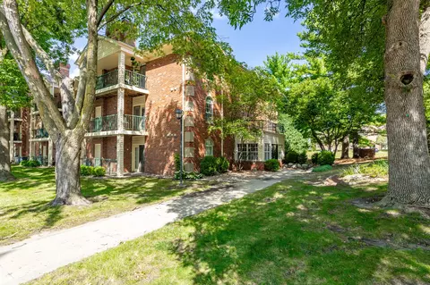 4910 Pleasant St #14, West Des Moines, IA 50266
