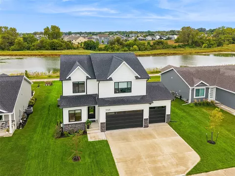 9528 NW 82nd Ave, Johnston, IA 50131