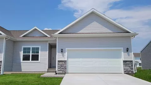2979 Lake Hill Dr, Des Moines, IA 50320