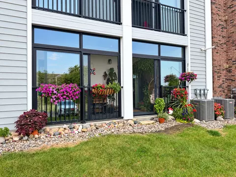 4837 86th St #10, Urbandale, IA 50322
