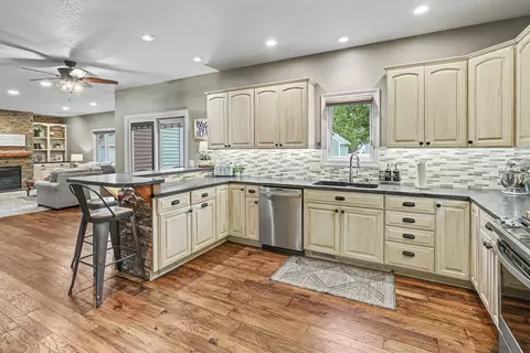 607 E 16th St, Pella, IA 50219