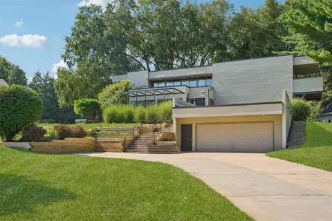 3100 Southern Hills Dr, Des Moines, IA 50321