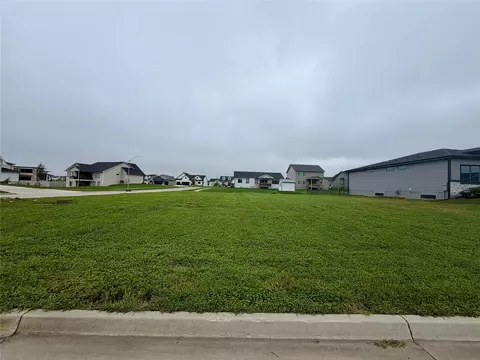 4640 177th St, Urbandale, IA 50263