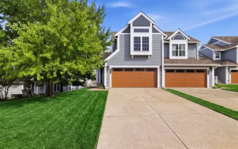 2517 82nd St, Urbandale, IA 50322