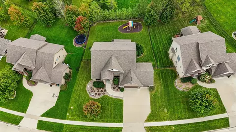 3007 152nd St, Urbandale, IA 50323