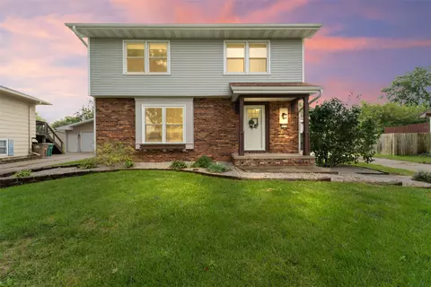 527 Village Ct, Altoona, IA 50009