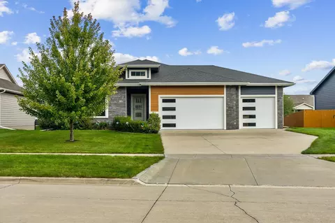 1021 Cardinal Dr, Polk City, IA 50226