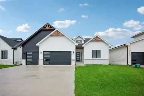 17311 Brookview Dr, Waukee, IA 50263