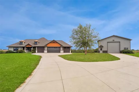1272 Pitzer Rd, Earlham, IA 50072