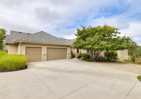 2833 SW 30th St, Des Moines, IA 50321