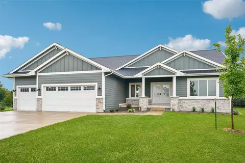 475 SE Walnut Woods Dr, West Des Moines, IA 50265