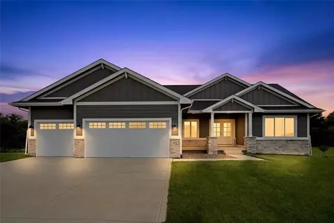 475 SE Walnut Woods Dr, West Des Moines, IA 50265