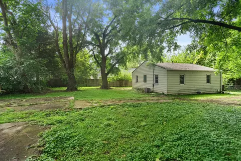 2825 E 37th St, Des Moines, IA 50317