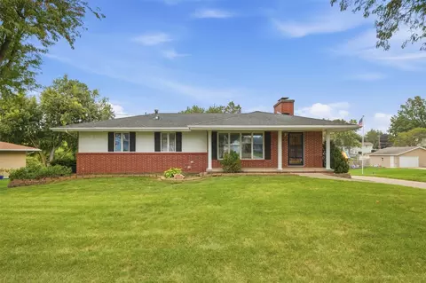 4930 E Oakwood Dr, Pleasant Hill, IA 50327