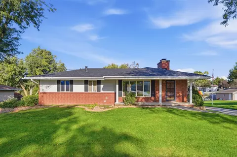 4930 E Oakwood Dr, Pleasant Hill, IA 50327