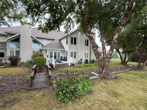 616 Bos Landen Dr #B, Pella, IA 50219