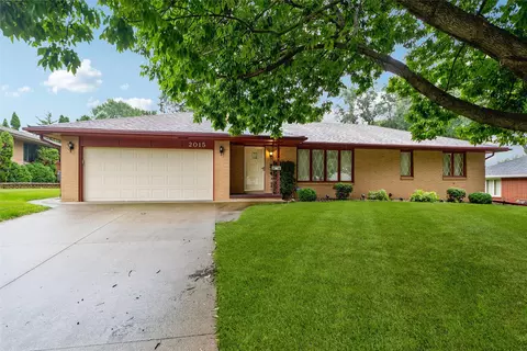 2015 70th St, Windsor Heights, IA 50324