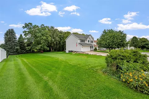 5670 Twin Circle Dr, Pleasant Hill, IA 50327