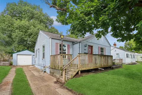 4120 Cambridge St, Des Moines, IA 50313