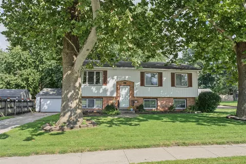 371 N Hickory Blvd, Pleasant Hill, IA 50327
