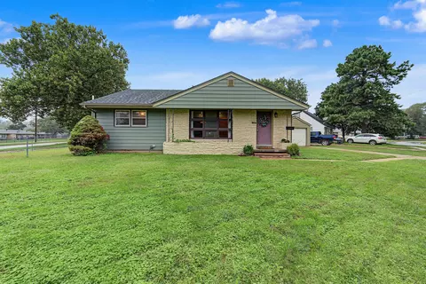 2300 Richland Dr, Des Moines, IA 50317