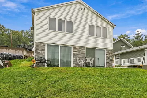 1113 Lakeshore Dr, Brooklyn, IA 52211