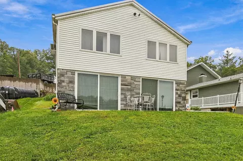 1113 Lakeshore Dr, Brooklyn, IA 52211