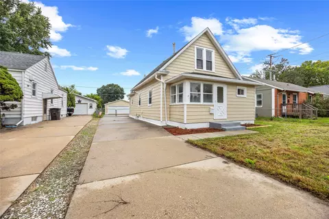 2905 E Walnut St, Des Moines, IA 50317