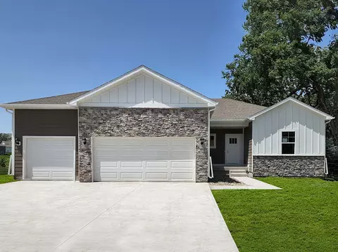 3034 Lake Hill Dr, Des Moines, IA 50320