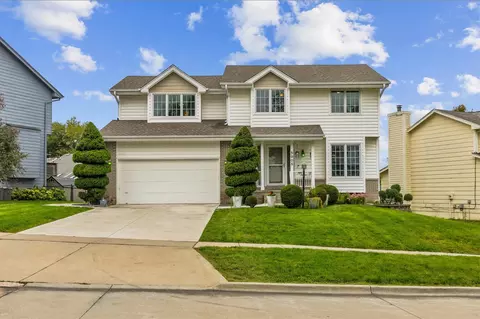 5905 Applewood Dr, West Des Moines, IA 50266