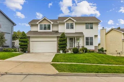 5905 Applewood Dr, West Des Moines, IA 50266