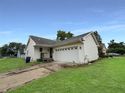 4506 83rd St, Urbandale, IA 50322