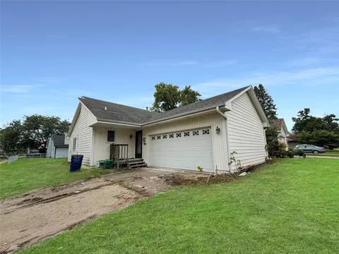 4506 83rd St, Urbandale, IA 50322